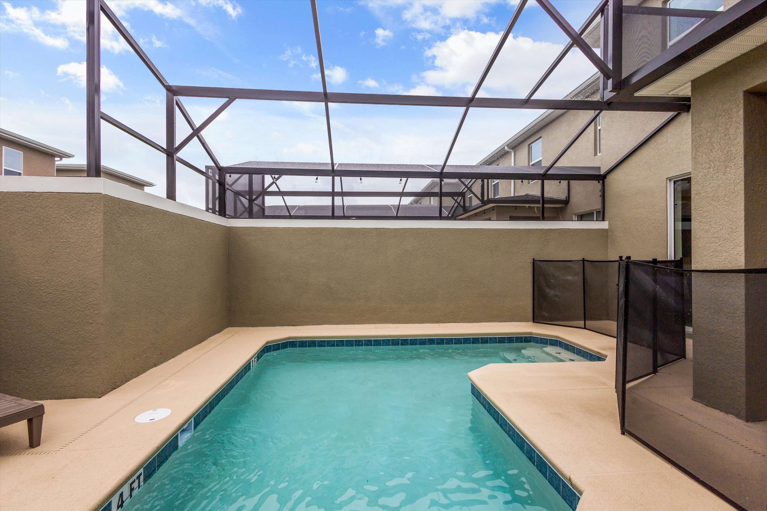 Una piscina con vista al cielo y edificios cercanos.