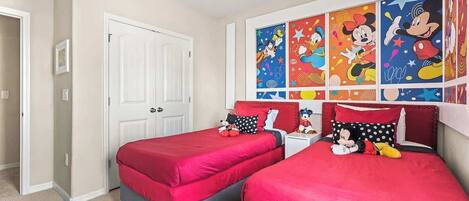 4 habitaciones, cortinas blackout y tabla de planchar con plancha