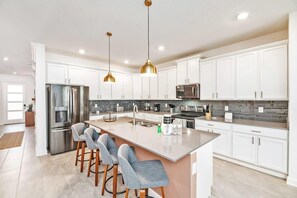 House (6 Bedrooms) | Private kitchen | Microwave, oven, highchair, blender - Super Luxury Home, Private Pool, Premium Location (Kissimmee)