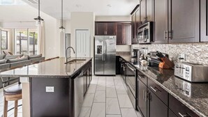Casa (5 Bedrooms) | Cozinha privada | Micro-ondas, fogão, cadeirão de bebê, liquidificador