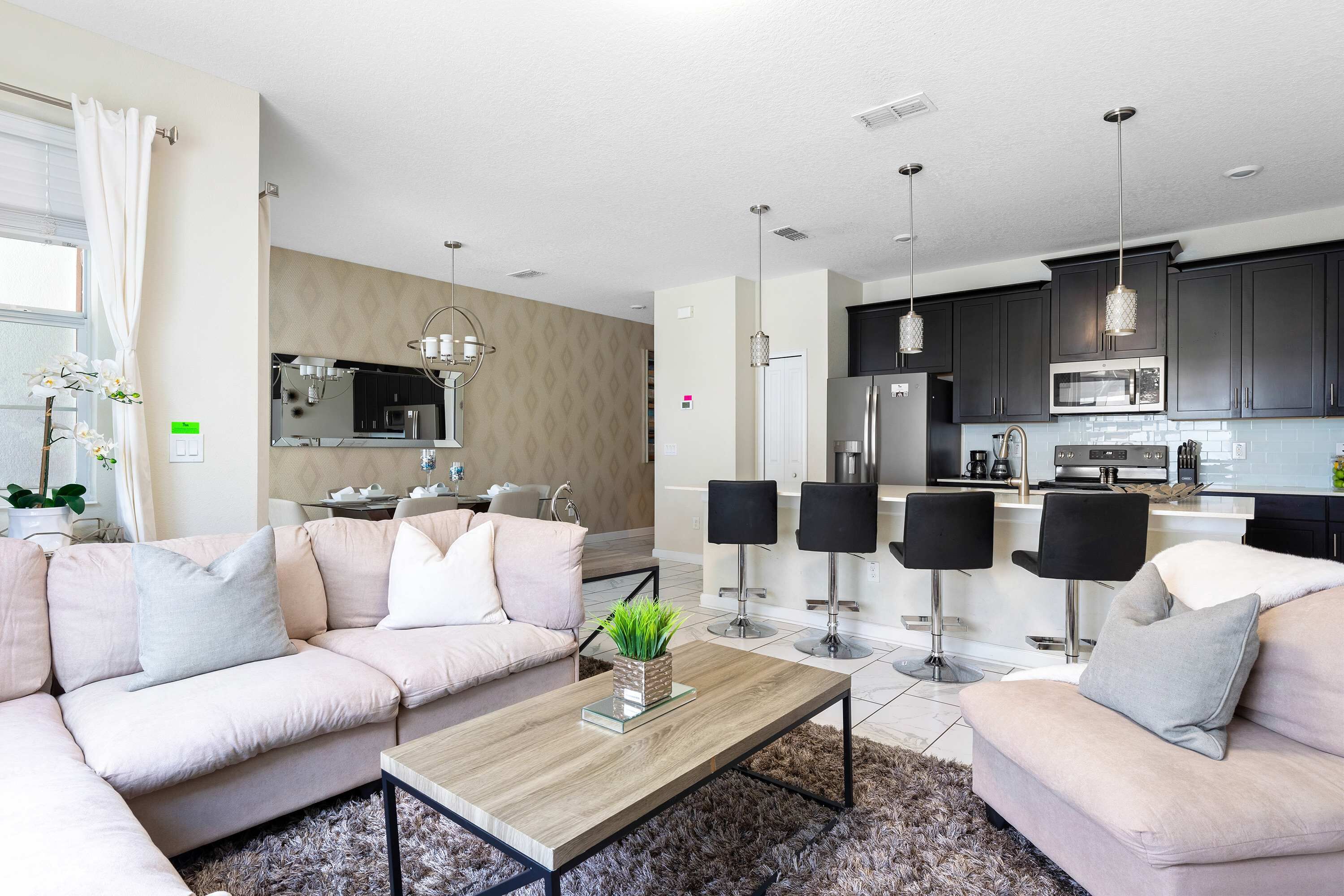 Villa (4 Bedrooms) | Wohnbereich | 42-Zoll-Smart-TV mit Kabelempfang