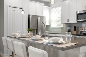 Maison (5 Bedrooms) | Cuisine privée | Micro-ondes, four, chaise haute, blender