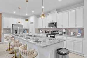 House (Multiple Bedrooms) | Private kitchen | Microwave, oven, highchair, blender