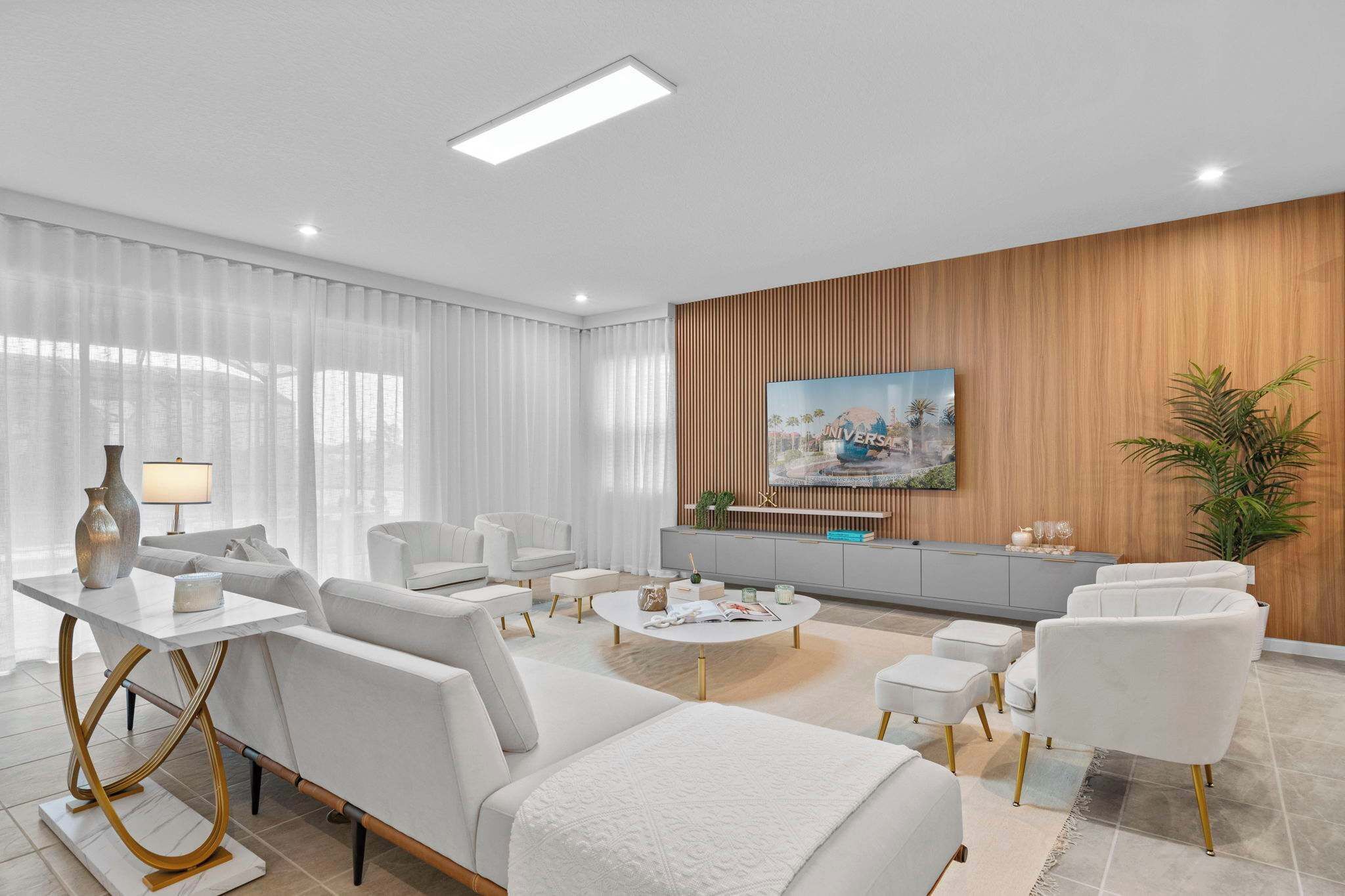 Casa (Multiple Bedrooms) | Área de sala de estar | Smart TV de 50 pulgadas con canales por cable 