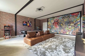 Casa (Multiple Bedrooms) | Área de estar | Smart TV 50 polegadas com canais a cabo, console de videogame