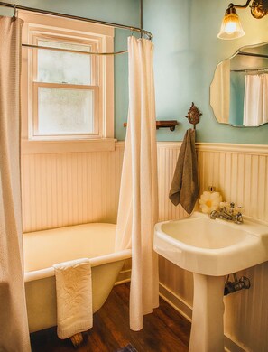 Sèche-cheveux, serviettes fournies, savon, papier toilette