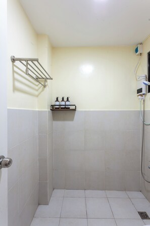 Een douche, een bidet, handdoeken, zeep