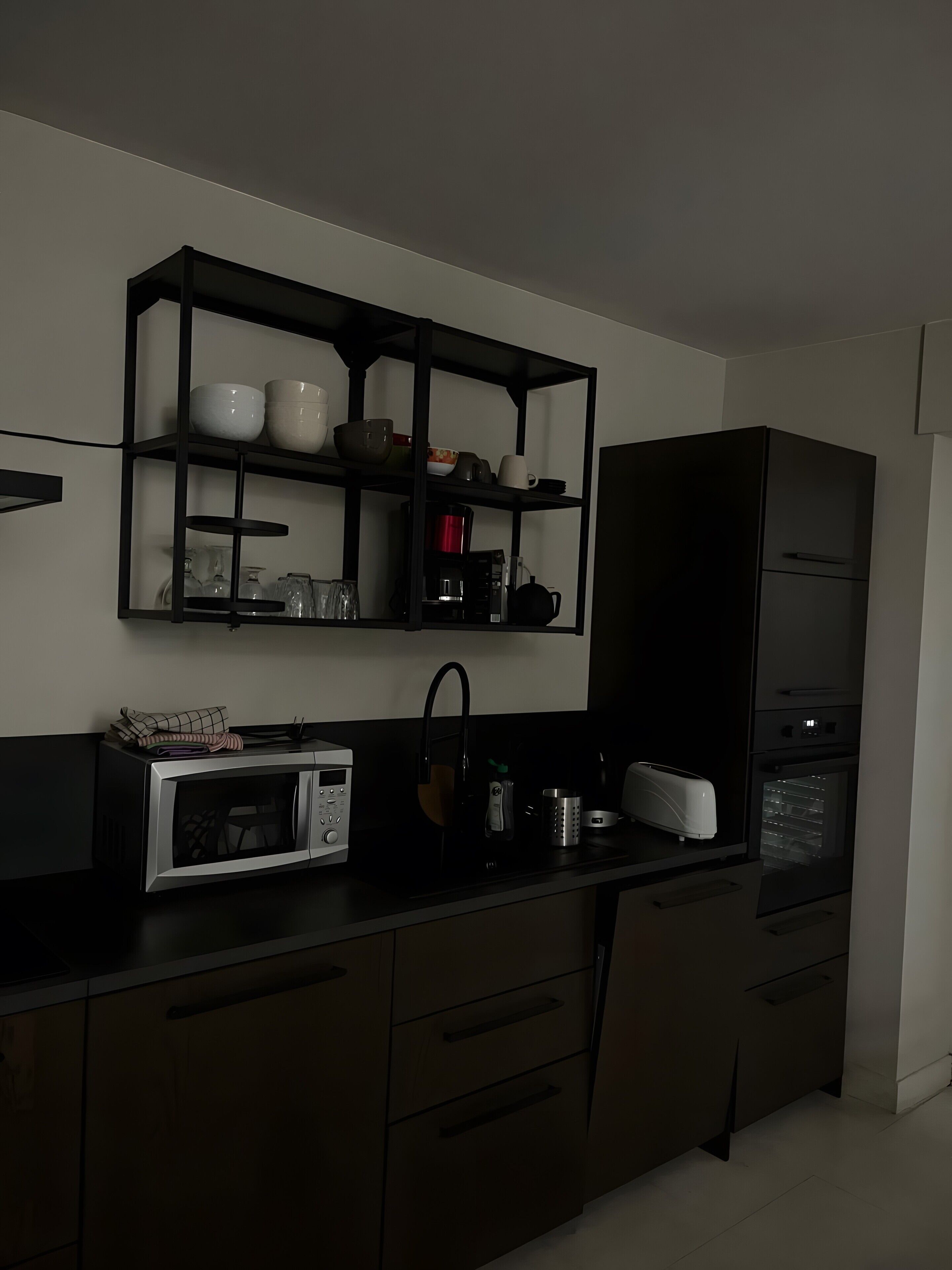 Køleskab, mikrobølgeovn, ovn, kogeplade