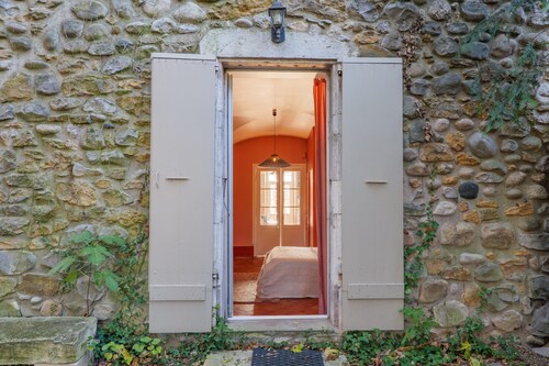 Gîte Yves Apartment with Park View, Private Pool, and Wi-Fi