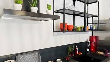 Kühlschrank, Mikrowelle, Ofen, Herdplatte