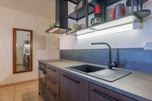 Frigorífico, microondas, horno y placa de cocina