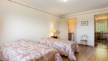 4 Schlafzimmer, Bügeleisen/Bügelbrett, Bettwäsche