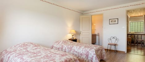 4 bedrooms, iron/ironing board, bed sheets