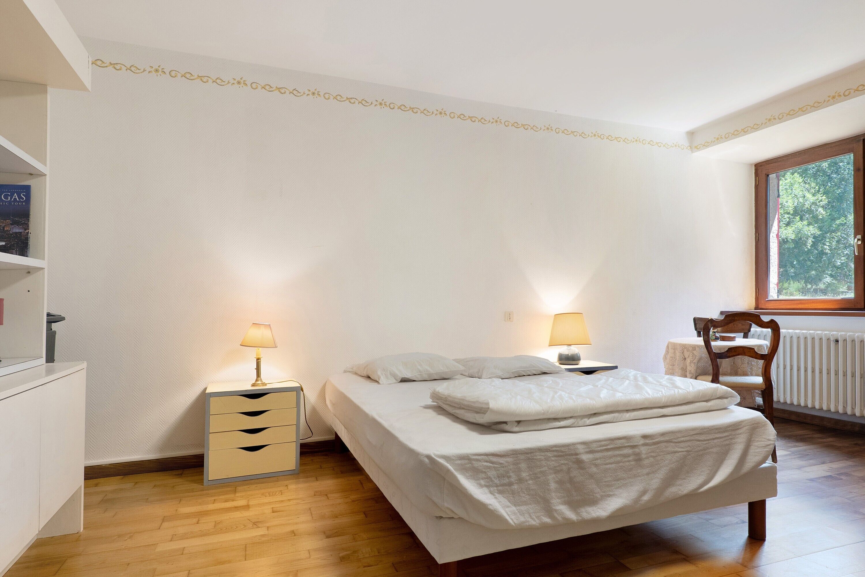 4 bedrooms, iron/ironing board, bed sheets