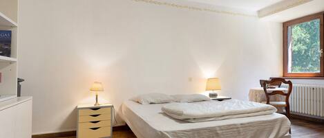 4 bedrooms, iron/ironing board, bed sheets