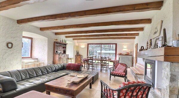 Un salon chaleureux avec un canapé en cuir, une table basse en bois et une cheminée.