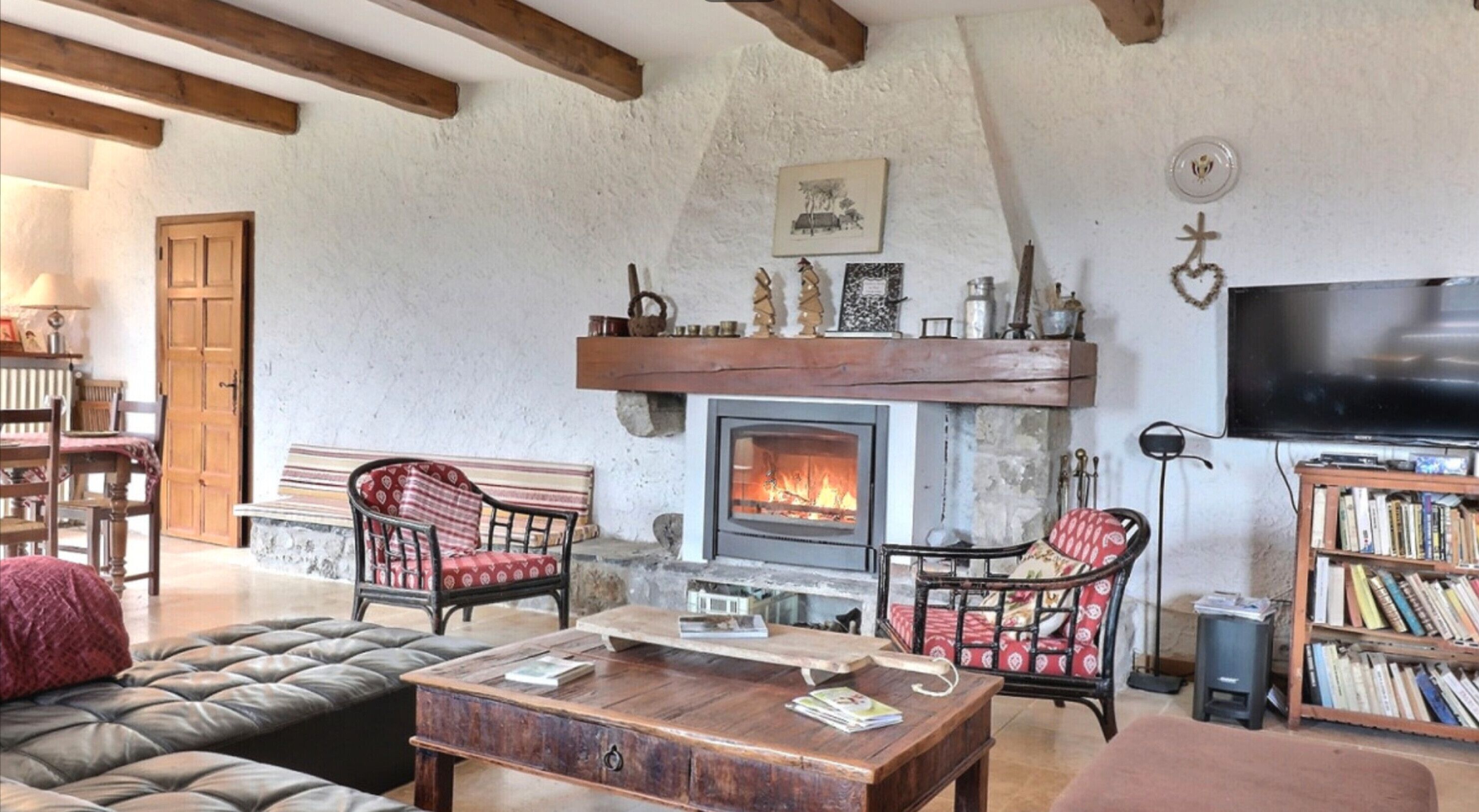 Televisie, een open haard, een tafeltennistafel en een stereo