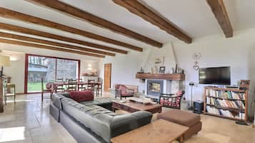 TV, fireplace, table tennis, stereo