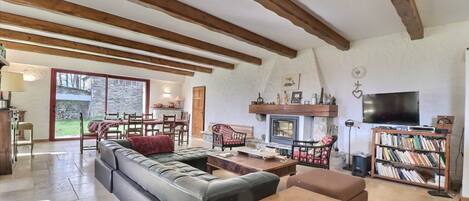 TV, fireplace, table tennis, stereo