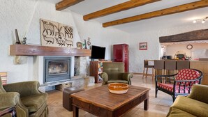 Televisión, chimenea, mesa de ping pong, estéreo