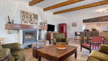 TV, lareira, mesa de pingue-pongue, aparelho de som