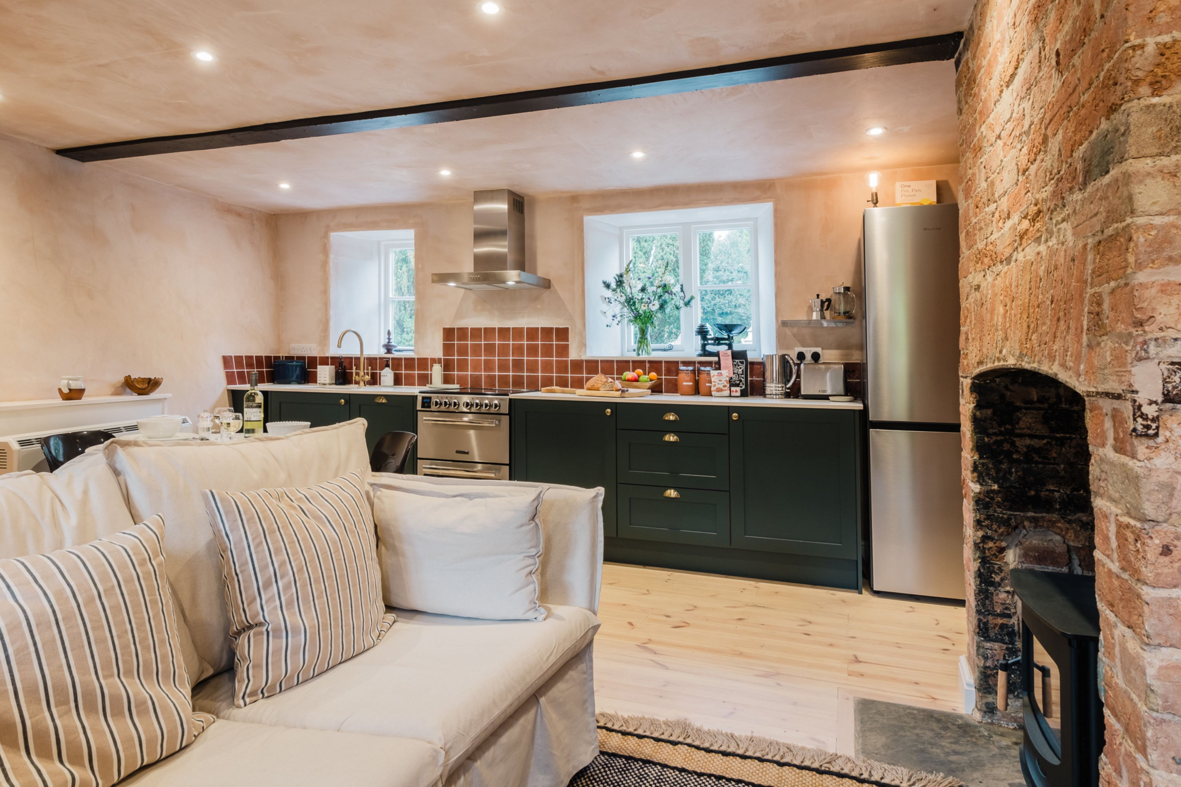 Jääkaappi, uuni, liesi, astianpesukone