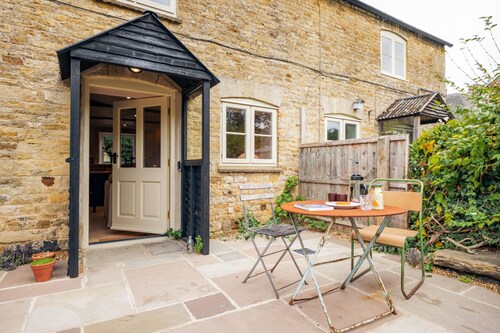 Thyme Cottage - sleeps 2 guests  in 1 bedroom