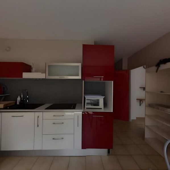 Kühlschrank, Mikrowelle, Ofen, Herdplatte