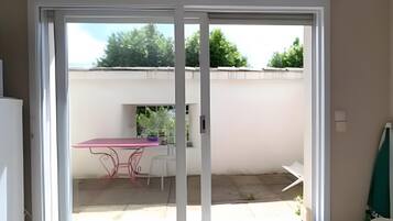 Een kamer met een schuifdeur die uitkomt op een terras.