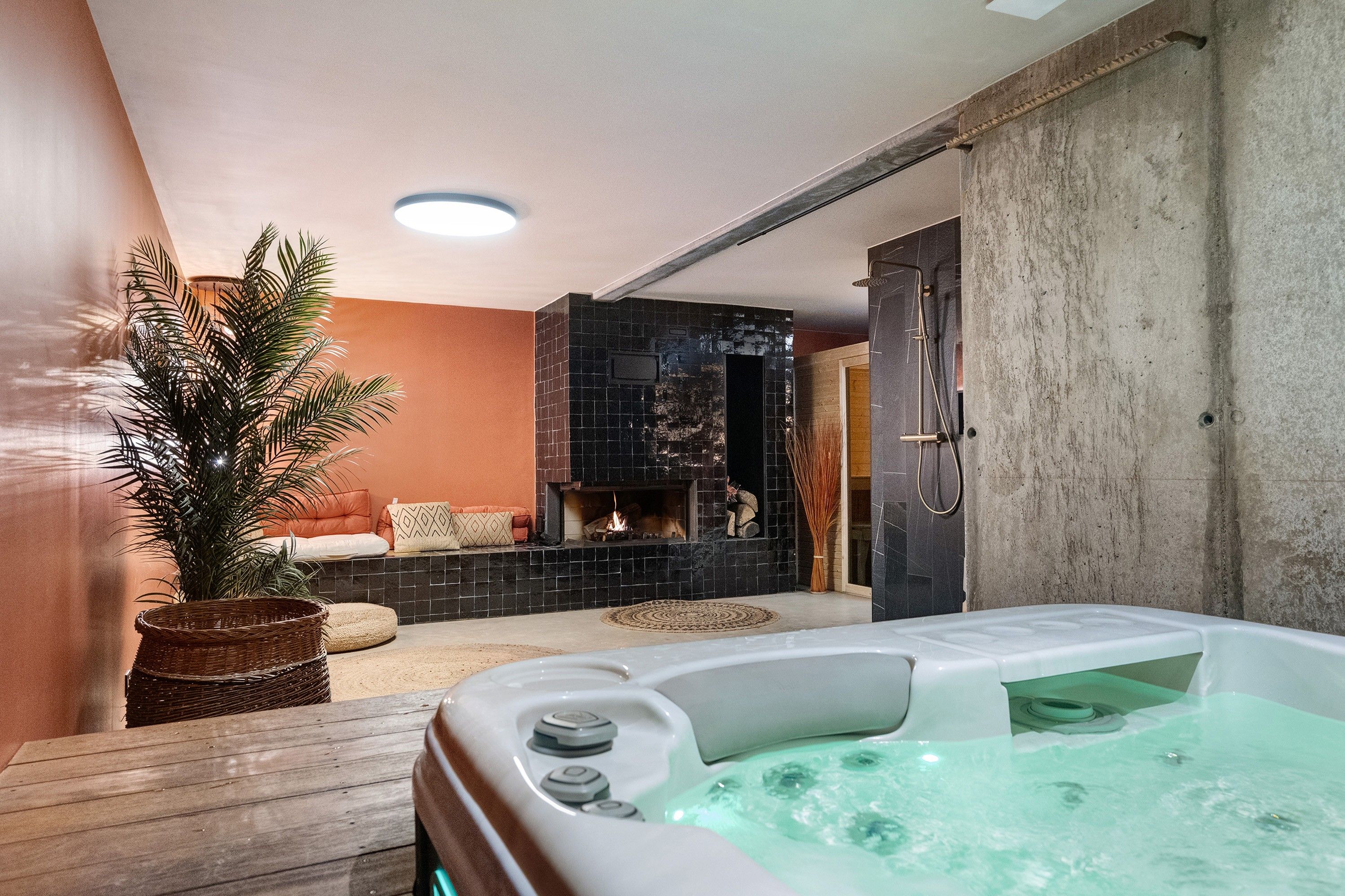 Une salle de bain moderne avec une baignoire, une douche et une cheminée.