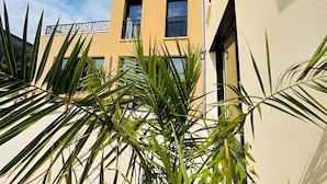 Ein modernes Gebäude mit zwei Fenstern und einem Balkon.