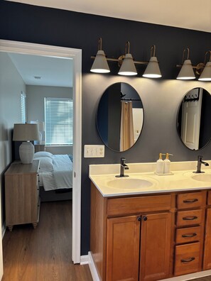 4 室のベッドルーム、アイロン / アイロン台、WiFi、ベッドシーツ