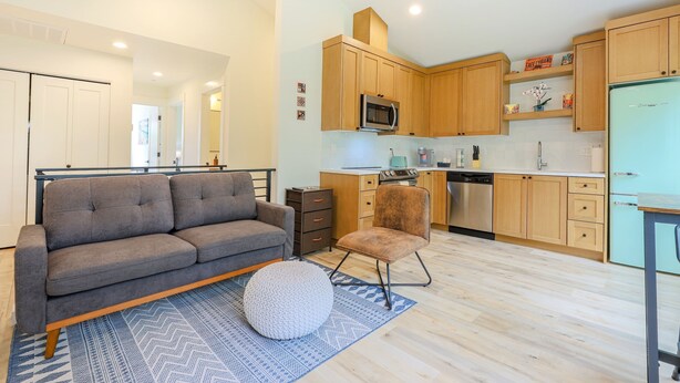 Un appartement moderne comprenant un salon, une cuisine et un coin repas.