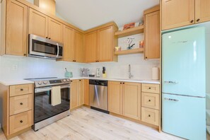 Een koelkast, een magnetron, een oven, een kookplaat