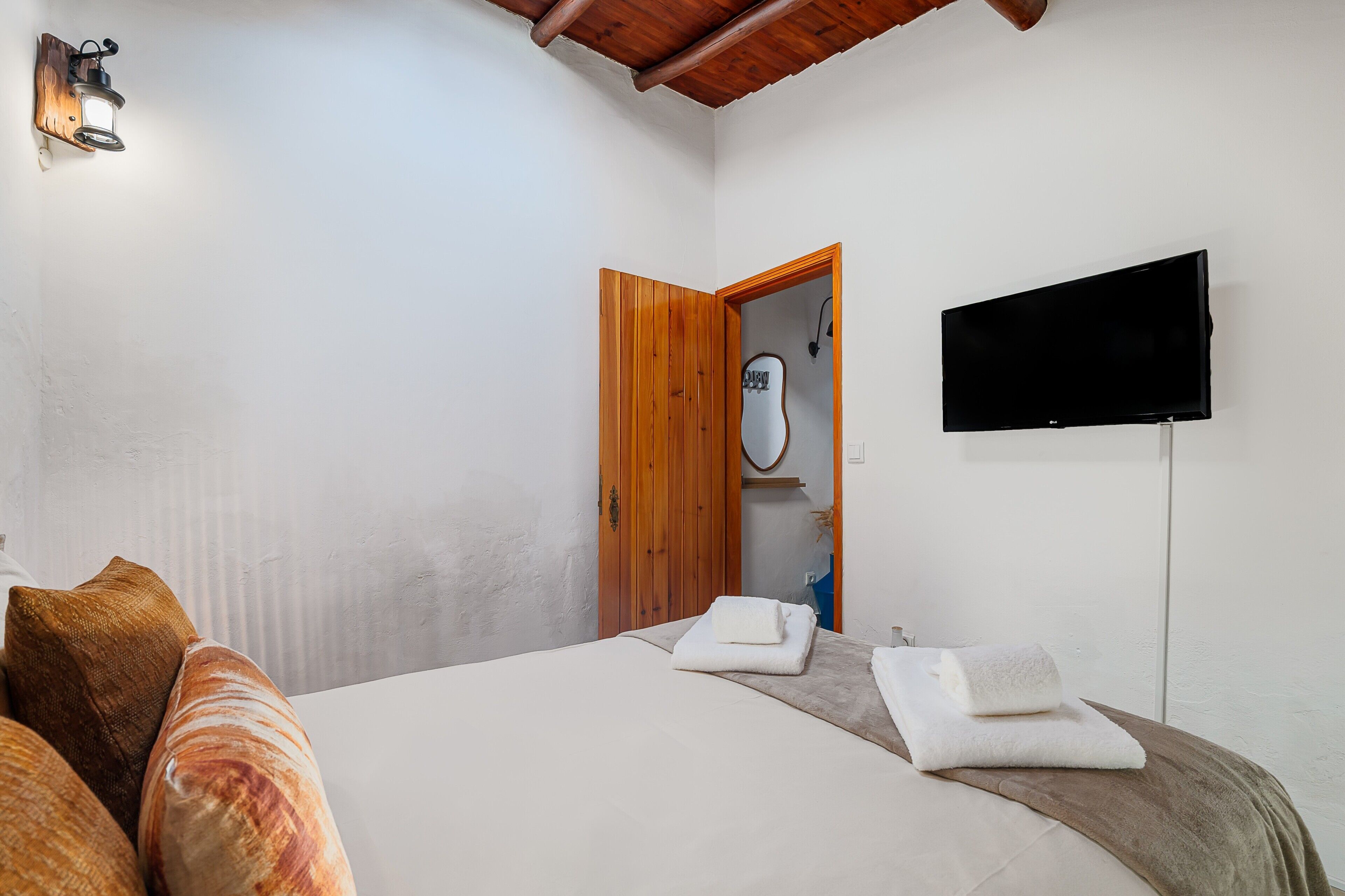 Silitysrauta/-lauta, Wi-Fi, vuodevaatteet