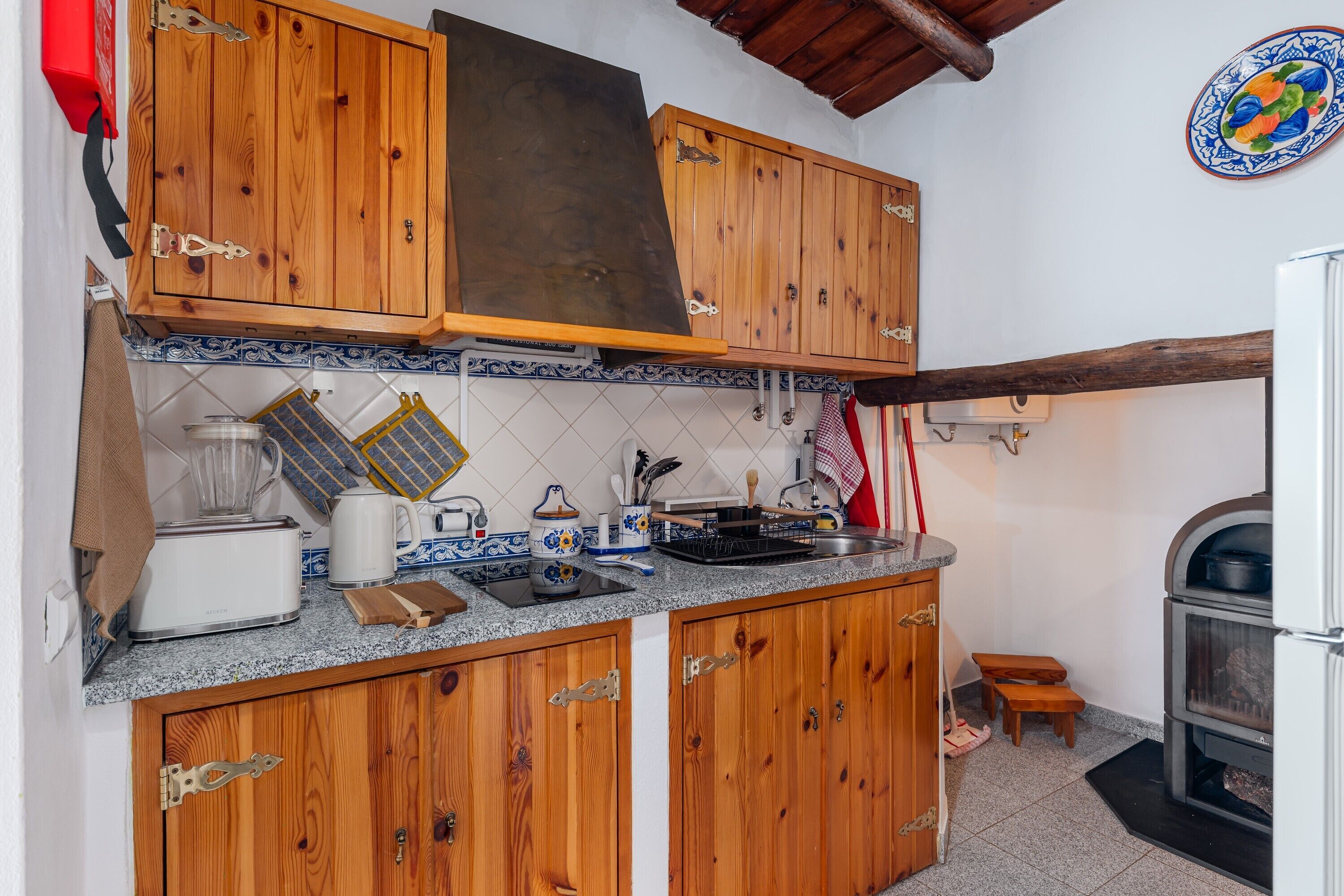 Een koelkast, een magnetron, een kookplaat