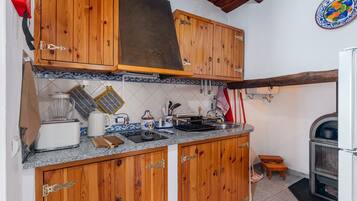 Een koelkast, een magnetron, een kookplaat