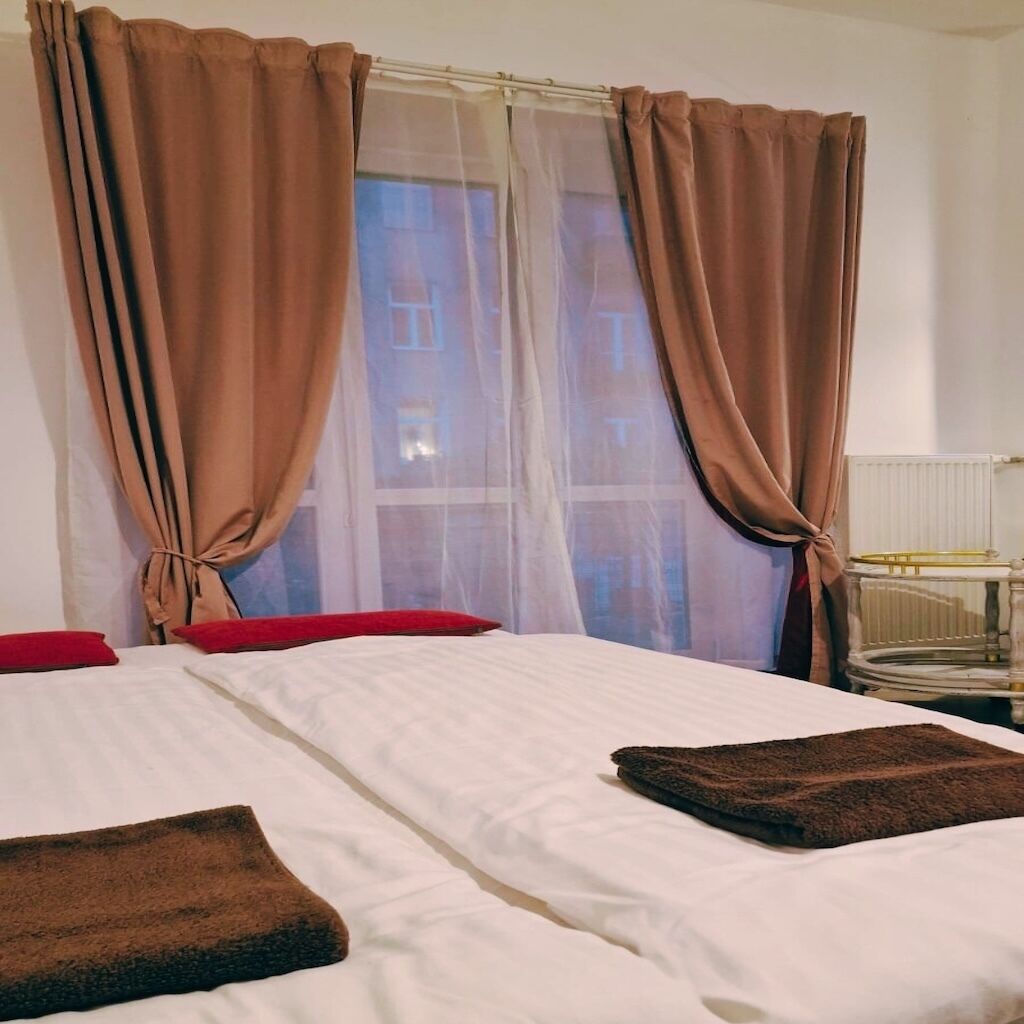 Iron/ironing board, internet, bed sheets