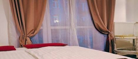 Iron/ironing board, internet, bed sheets