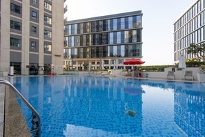 Pool - Stylish 1BR Near Dubai Hills Mall and Park (Dubai)