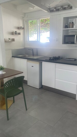 Fridge, microwave, stovetop, coffee/tea maker - Zen and cosy escape between sea, mountains and river. (Pointe-Noire)