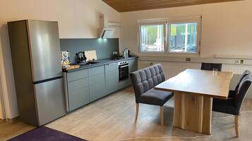 KĂŒhlschrank, Mikrowelle, Ofen, Herdplatte