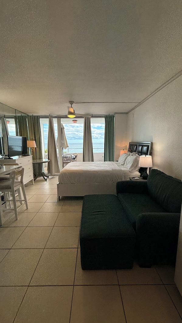 Iron/ironing board, free WiFi, bed sheets - Oceanfront Efficiency Escape (Fort Lauderdale)