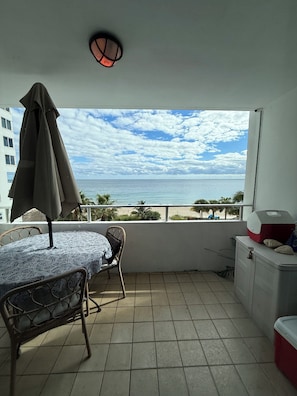 Outdoor dining - Oceanfront Efficiency Escape (Fort Lauderdale)