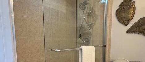 Ein Badezimmer mit Duschkabine, Toilette und Waschbecken.