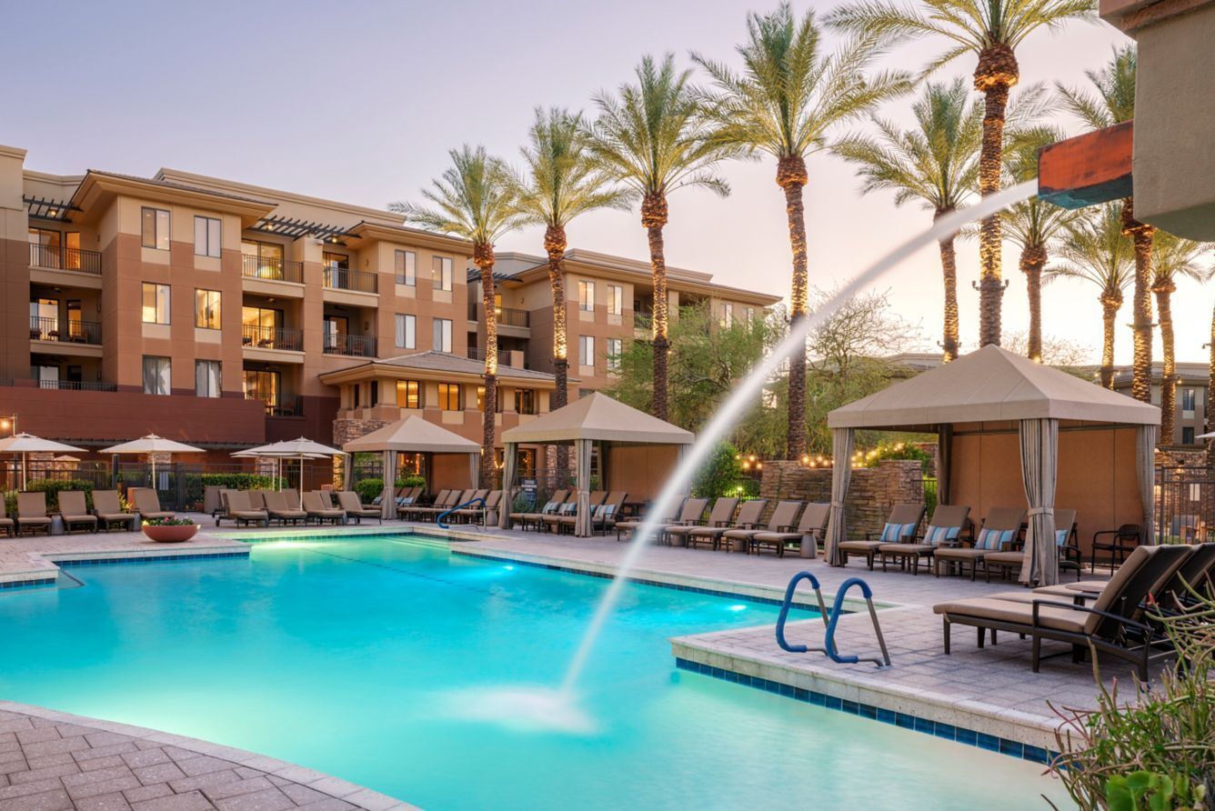 Utomhuspool och uppvärmd pool