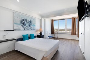 Iron/ironing board, WiFi, bed sheets - Holiday Home 'Delmar' with Sea View, Wi-Fi and Air Conditioning (Quarteira)