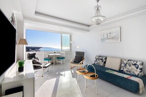 TV - Holiday Home 'Delmar' with Sea View, Wi-Fi and Air Conditioning (Quarteira)