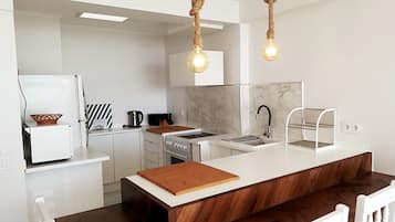 KĂŒhlschrank, Mikrowelle, Ofen, Herdplatte