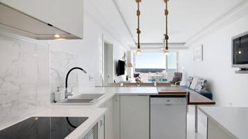Geladeira, micro-ondas, fogão, cooktop